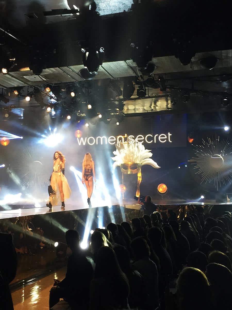 Producción de rótulos luminosos para el evento de Women Secret