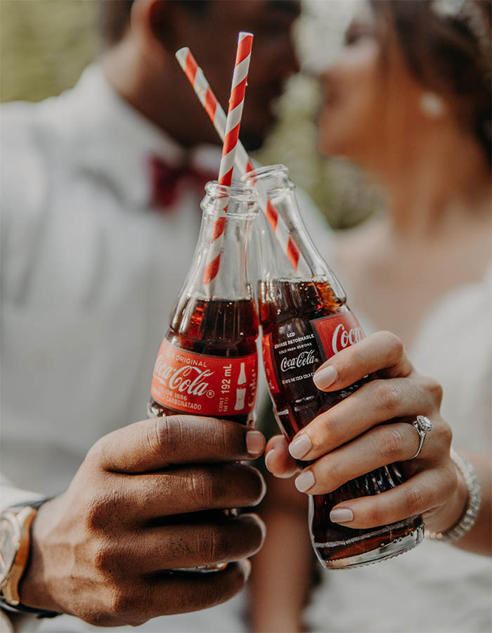 Pareja con botellas de Coca-Cola