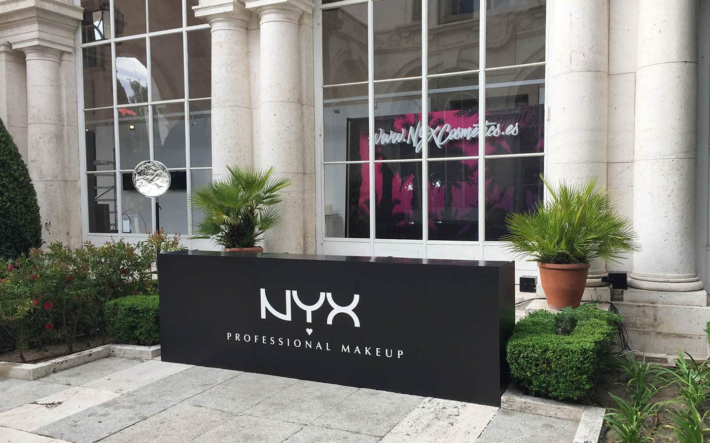 Muebles de madera con vinilo de corte para un evento de Nyx