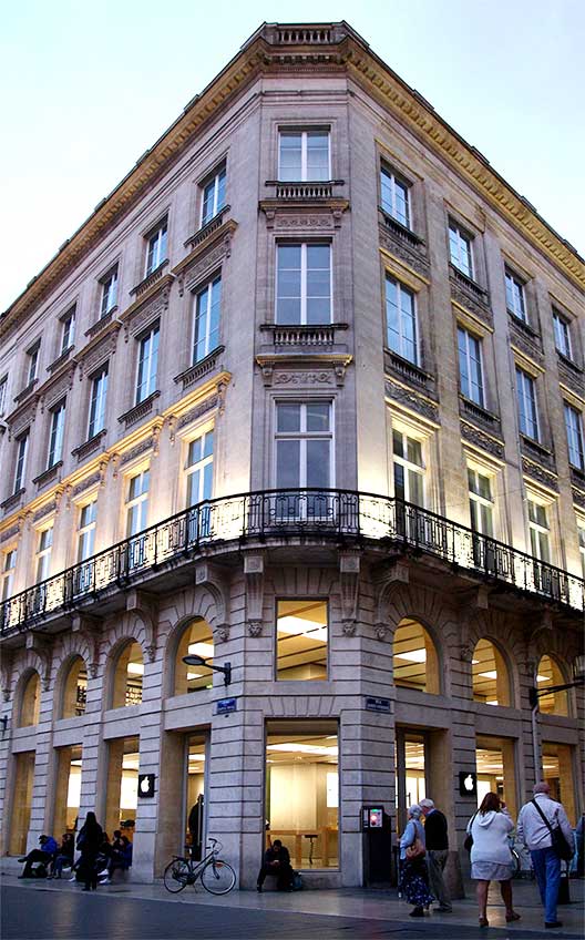 Fachada exterior de una tienda Apple en Francia