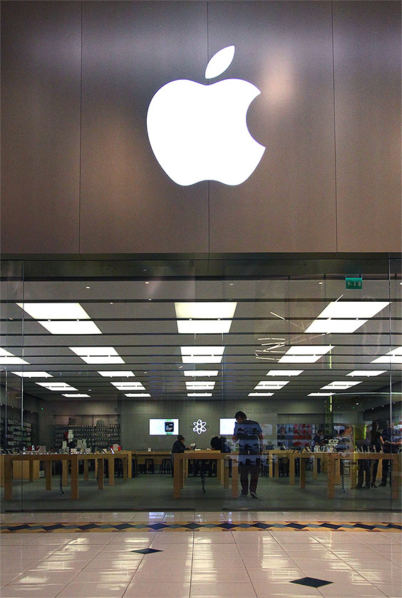 Producción de mobiliario y un rótulo luminoso para una tienda Apple