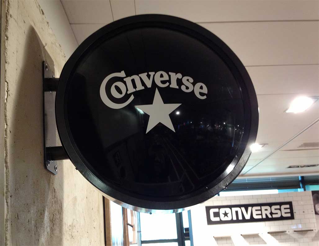 Instalación de un rótulo luminoso corpóreo para el evento de Converse