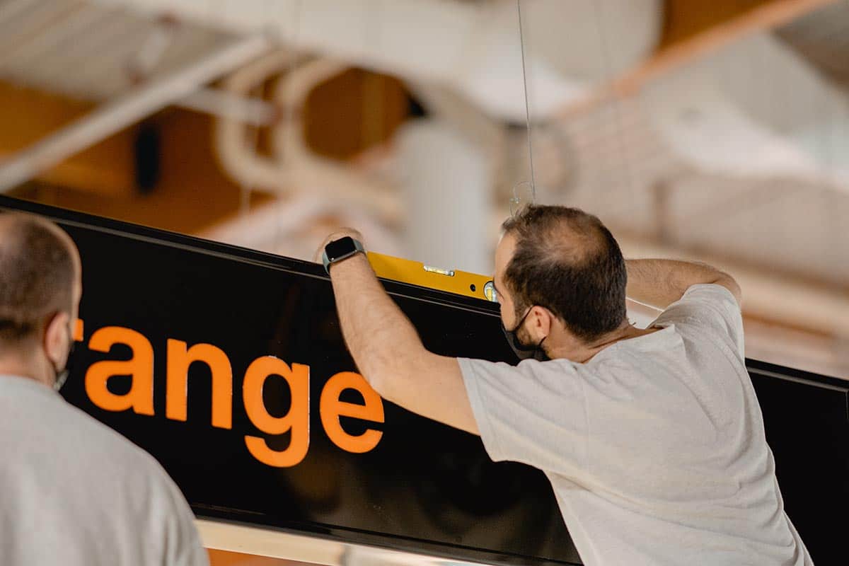 Producción e instalación de un rótulo luminoso para Orange