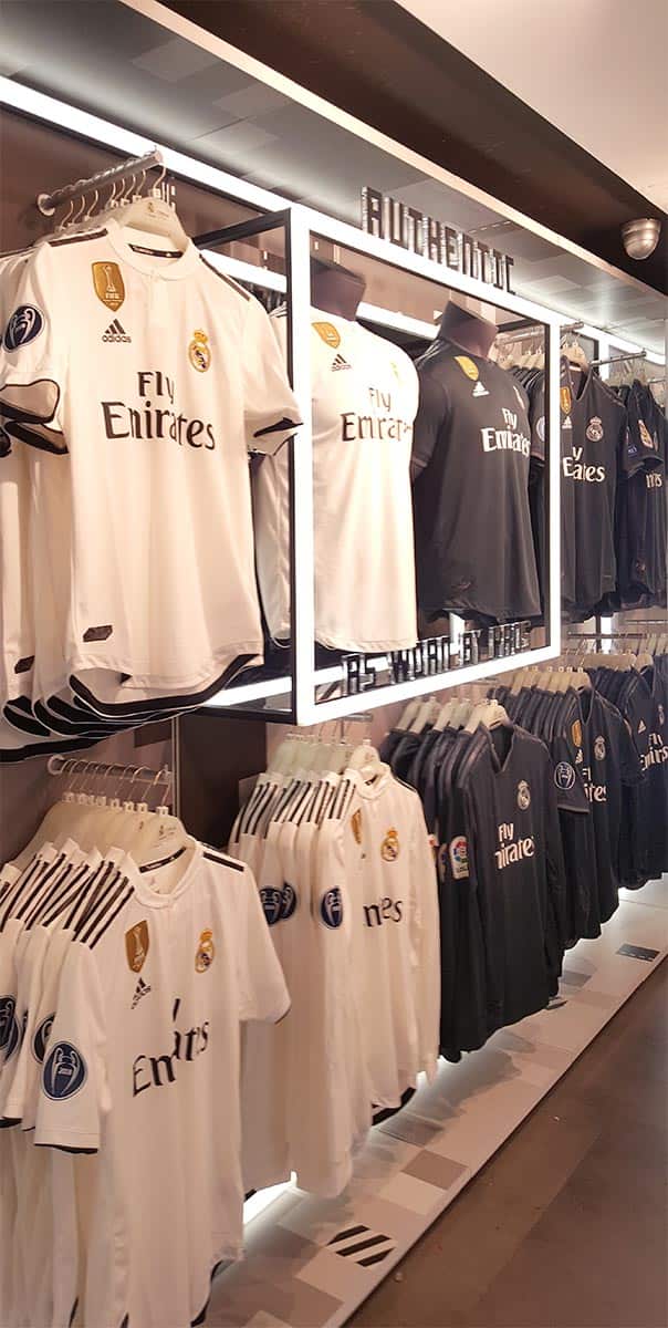 Producción de rótulos luminosos para una tienda del Real Madrid