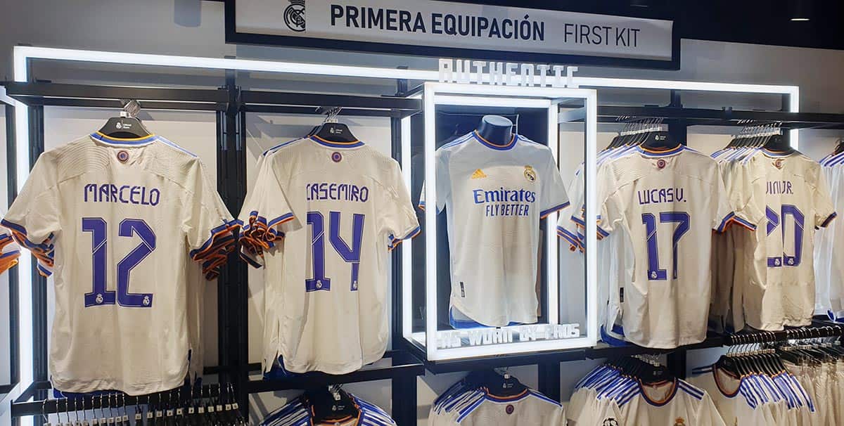 Rótulos luminosos para resaltar productos en una tienda del Real Madrid
