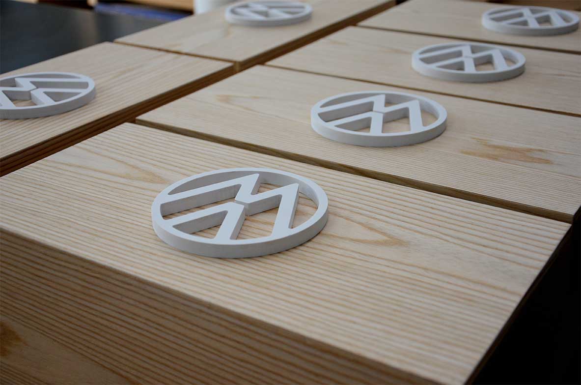instore-clientes-volkswagen-muebles-de-madera-con-rotulo-corporeo-de-marca