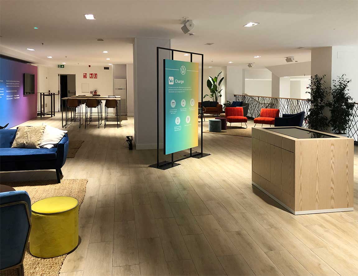 instore-clientes-volkswagen-muebles-de-madera-para-pantallas-led-interior