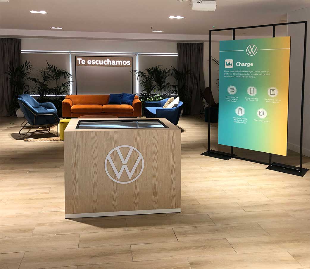 instore-clientes-volkswagen-produccion-muebles-para-pantallas-led-evento