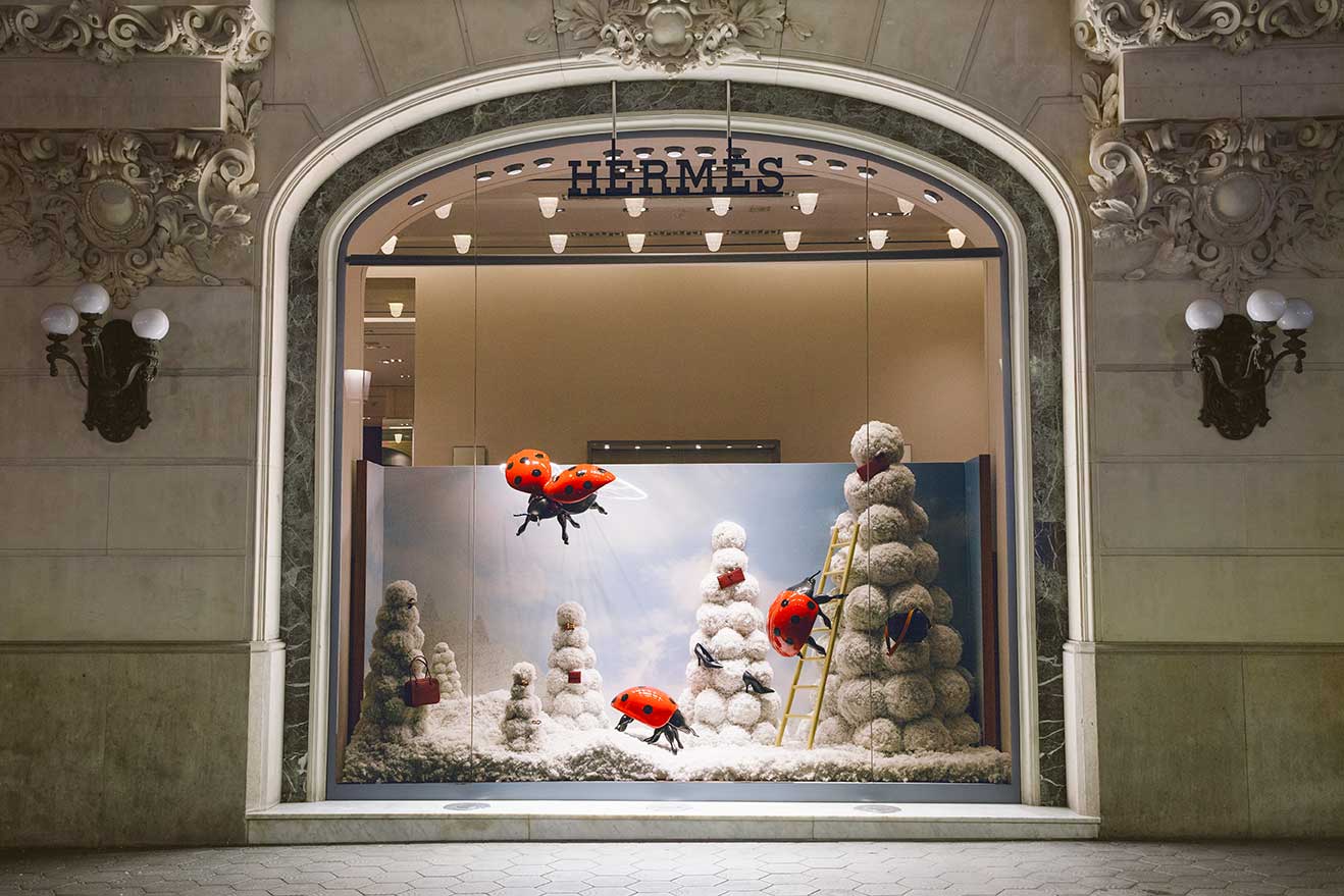 Producción e instalación de escaparates de Navidad para Hermes