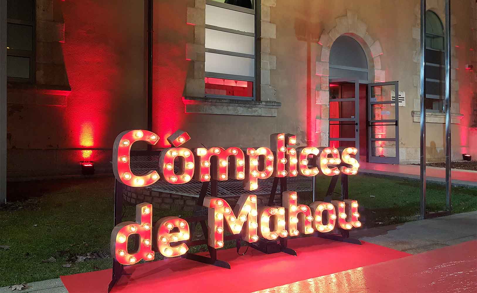 corpóreas iluminadas con-bombillas-evento gira nacional complices mahou