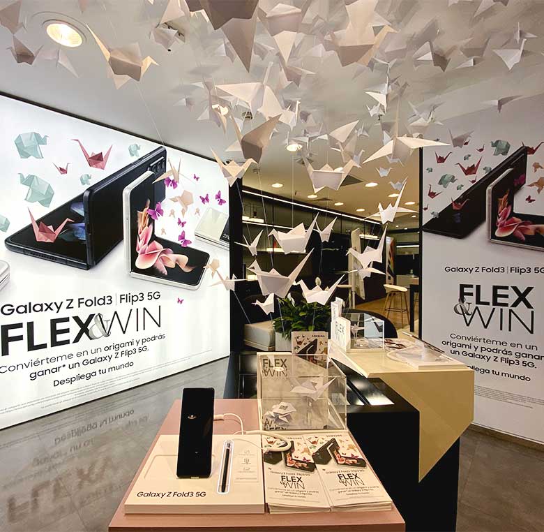 Mobiliario para productos en la tienda de Samsung.