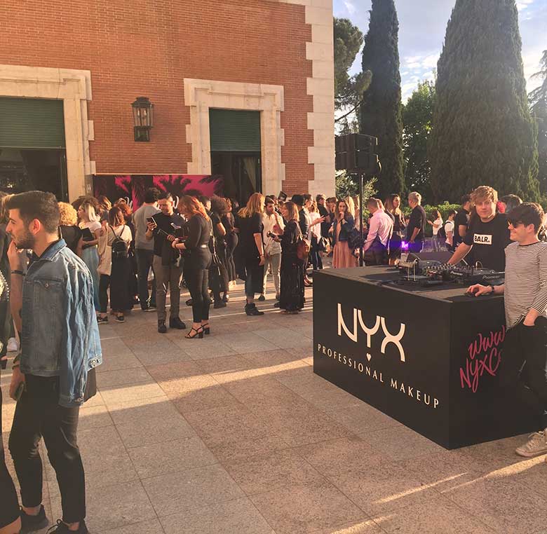 Producción e instalación de elementos decorativos para evento Nyx Cosmetics.