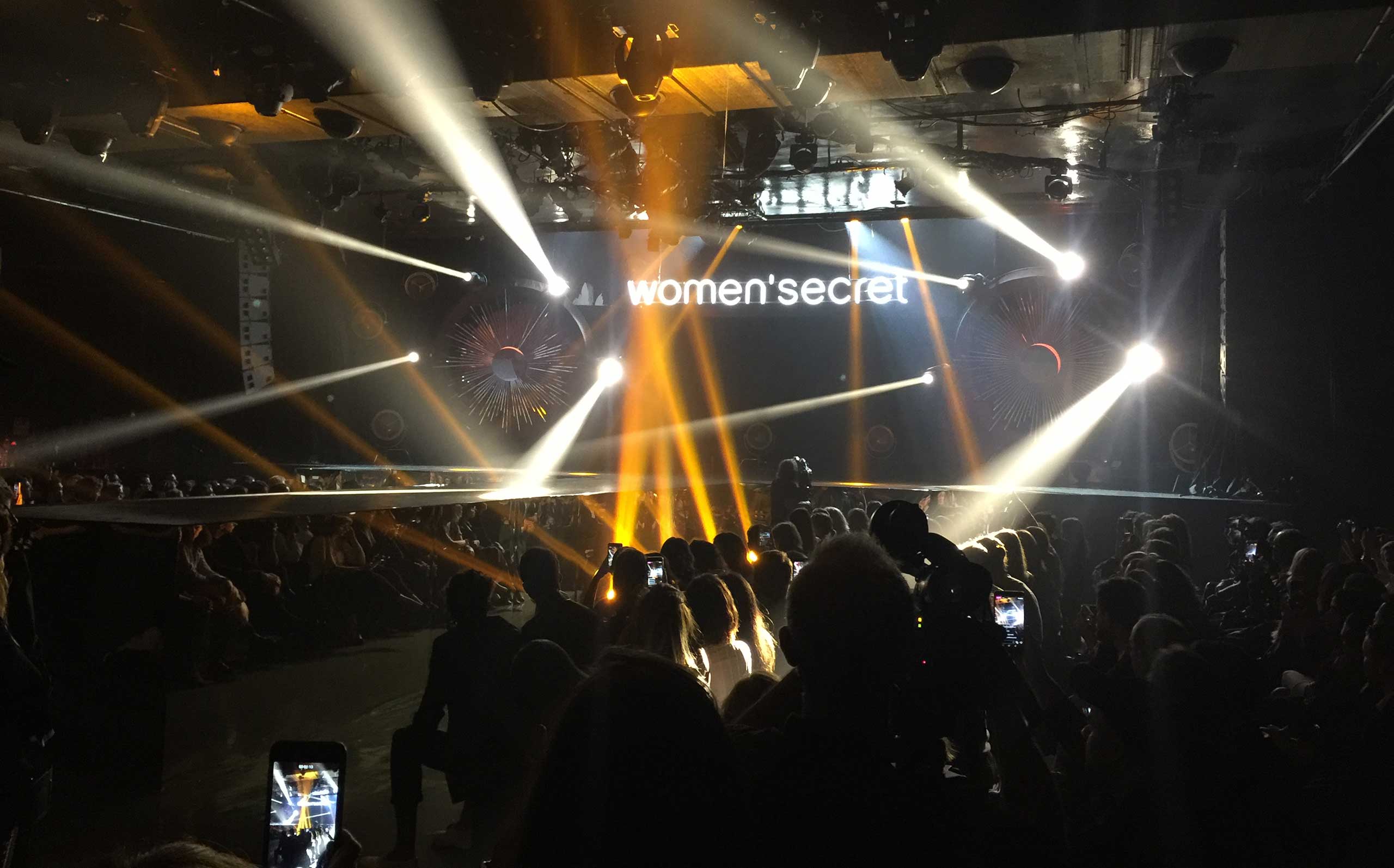 Realización de decoración en metal y rotulación luminosa para pasarela de Women'secret.