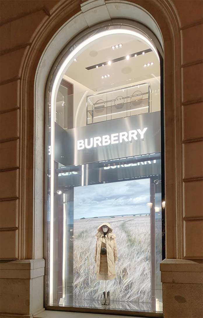 Decoración para los escaparates de una tienda Burberry