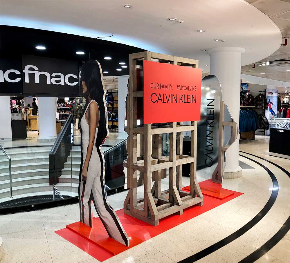 Mobiliario en centros comerciales y promociones en el punto de venta de Calvin Klein