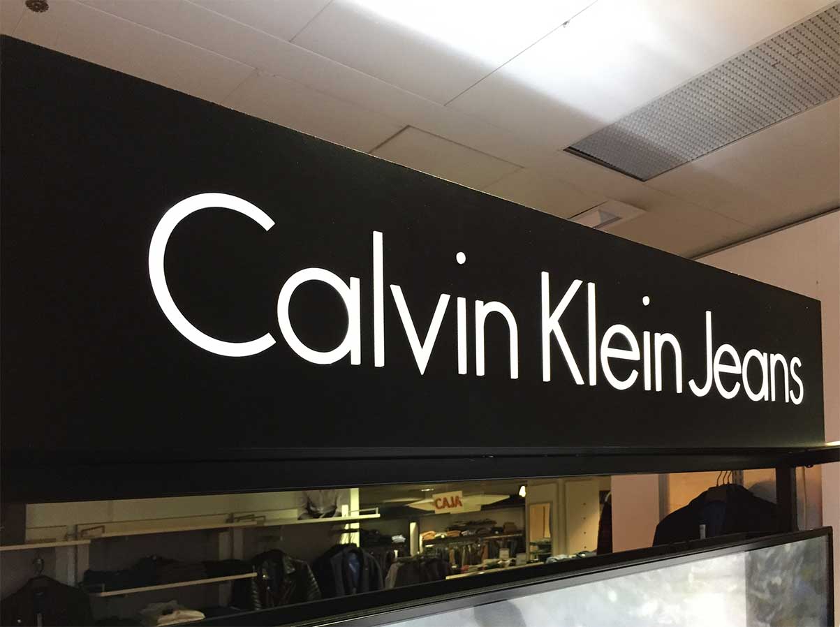Producción de rótulos luminosos para un pop-up de Calvin Klein