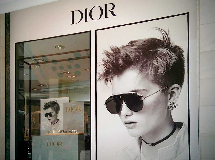 Instalación de la decoración para un escaparate Dior