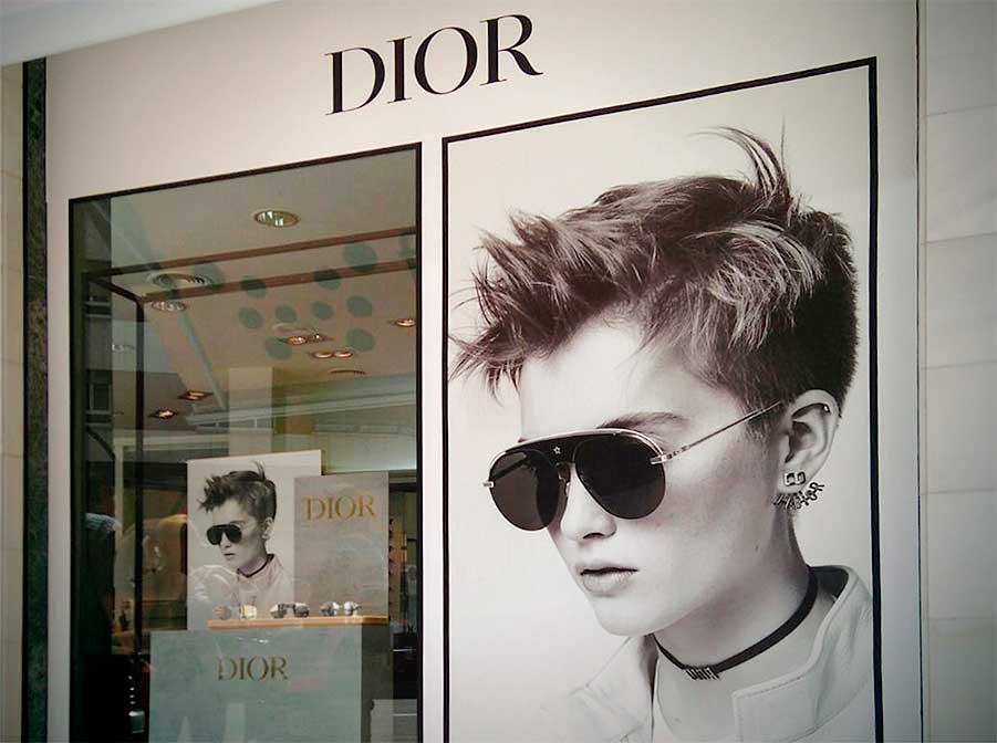 Instalación de la decoración para un escaparate Dior. Campañas Sáfilo.