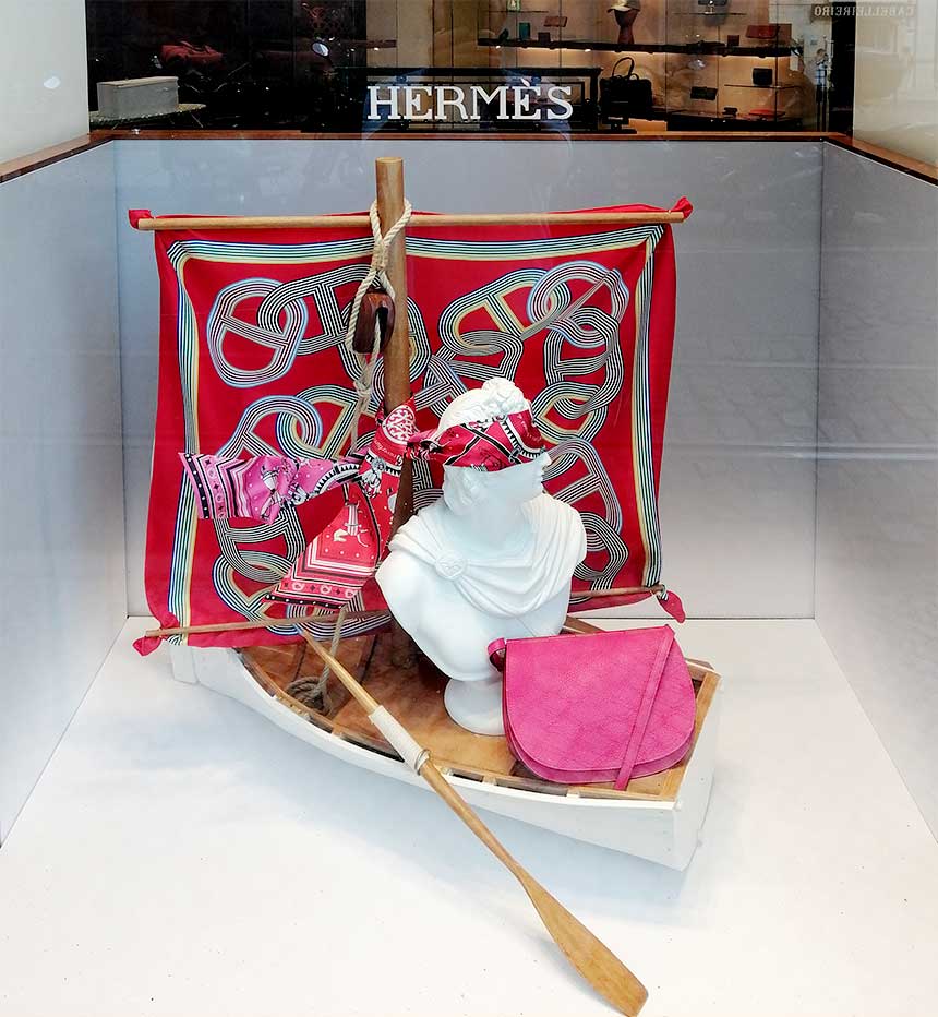 Instalación de mobiliario decorativo para el escaparate de una boutique Hermès