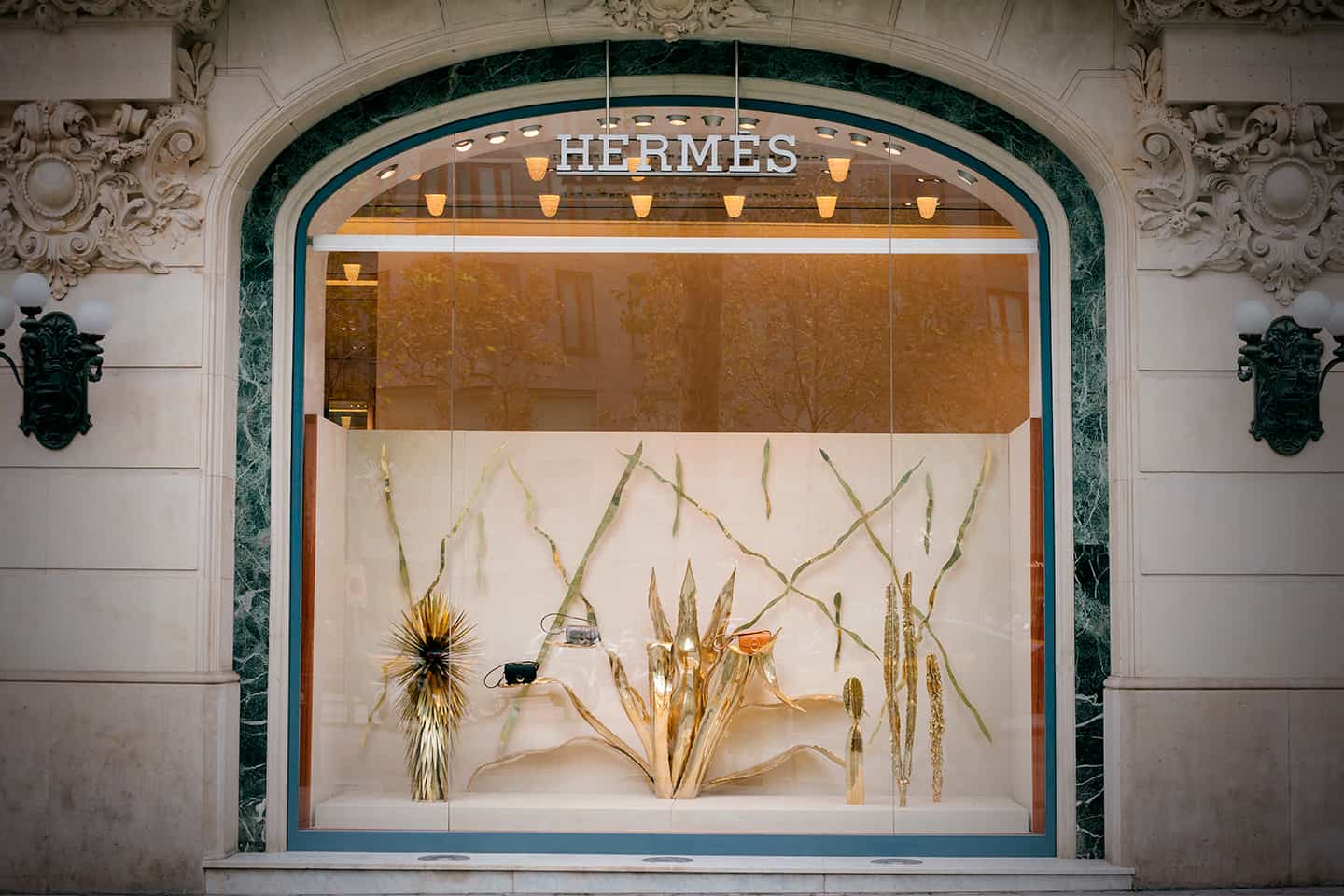 Instalación del mobiliario para el escaparate de una boutique Hermès