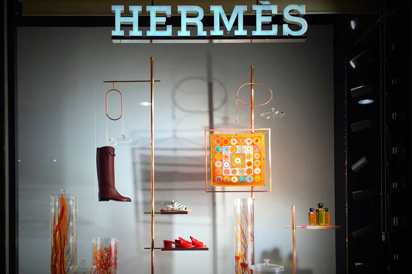 Producción e instalación de mobiliario decorativo para el escaparate de una tienda Hermès