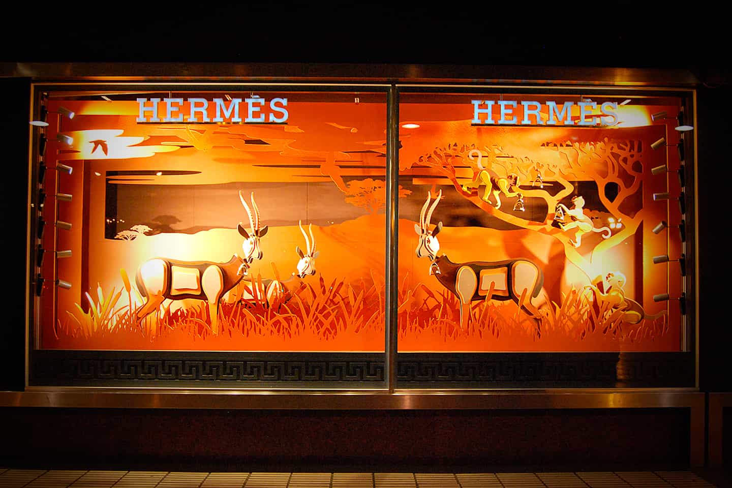 Decoración de sabana para el escaparate de una boutique Hermès