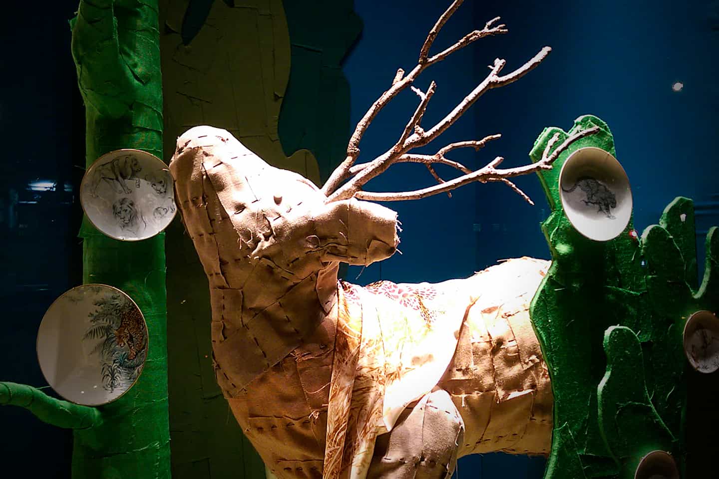 Instalación de un ciervo decorativo para el escaparate de una boutique Hermès