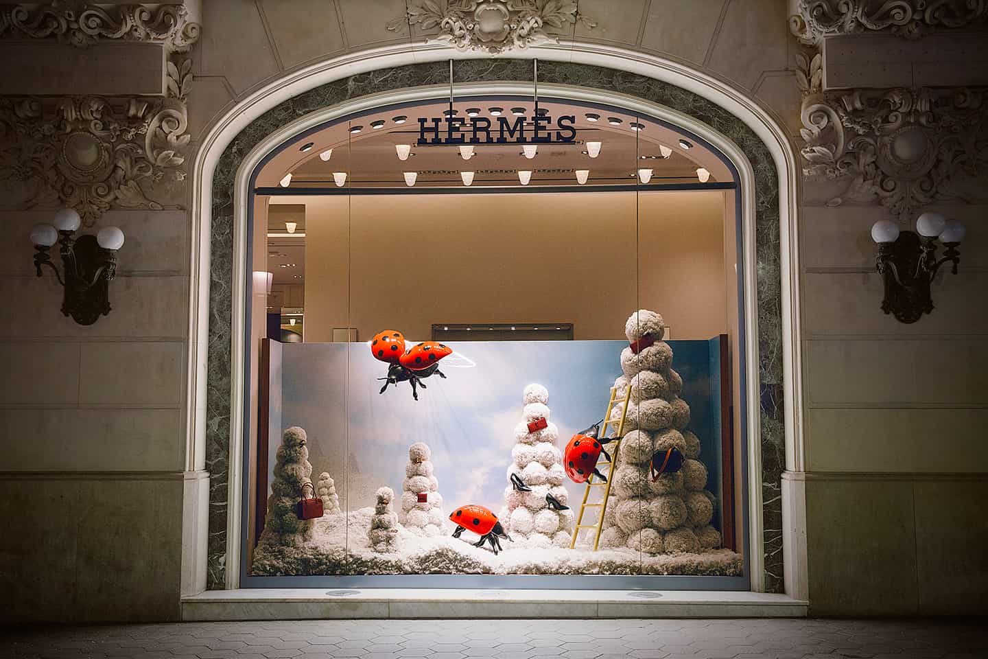 Decoración para el escaparate de una boutique Hermès
