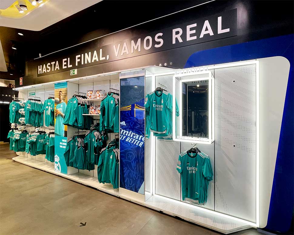 instore-clientes-realmadrid-expositor-flagship-store