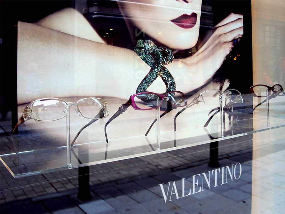 Instalación de una impresión en PVC para escaparates Valentino