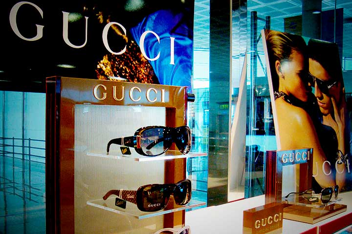 instore-clientes-safilo-gucci-instalacion-escaparate-optica-expositores-plv