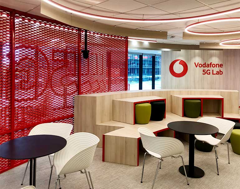 Comunicación visual para oficinas modernas de Vodafone