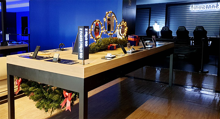Decoración navideña de muebles para una tienda Samsung