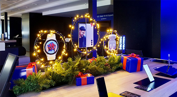 Expositores publicitarios Samsung con decoración Navideña