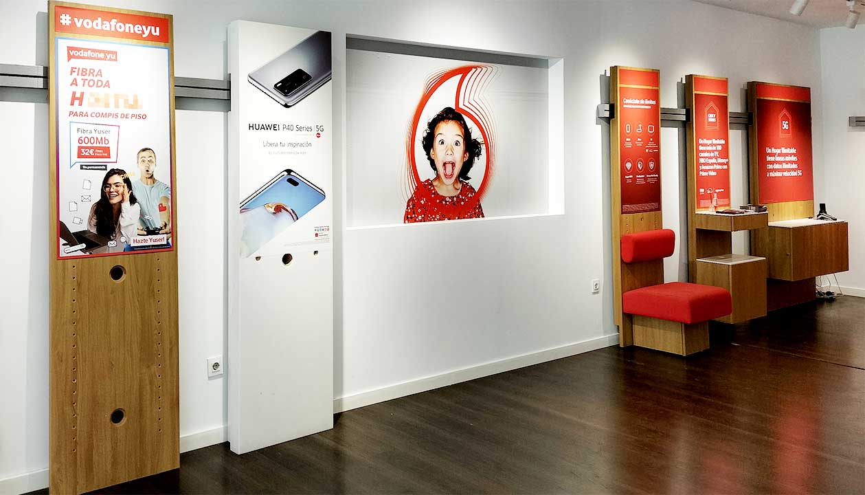 Instalación de mobiliario para una tienda Vodafone