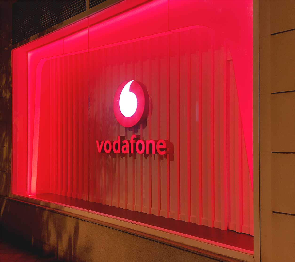 Producción e instalación de mobiliario con LED para Vodafone