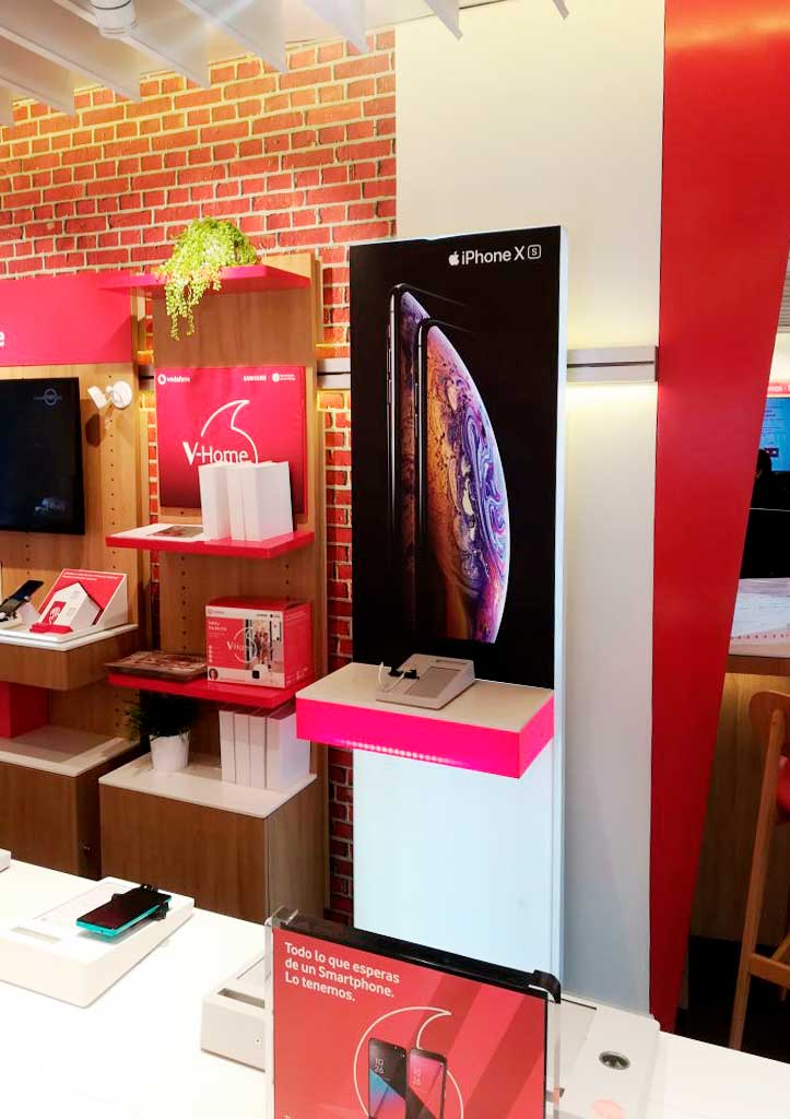 Instalación de mobiliario interior para una tienda Vodafone