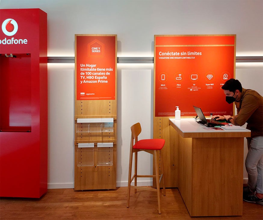 Producción e instalación de mobiliario interior para Vodafone