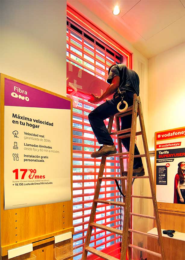 Instalación de arcos retroiluminados para una tienda Vodafone