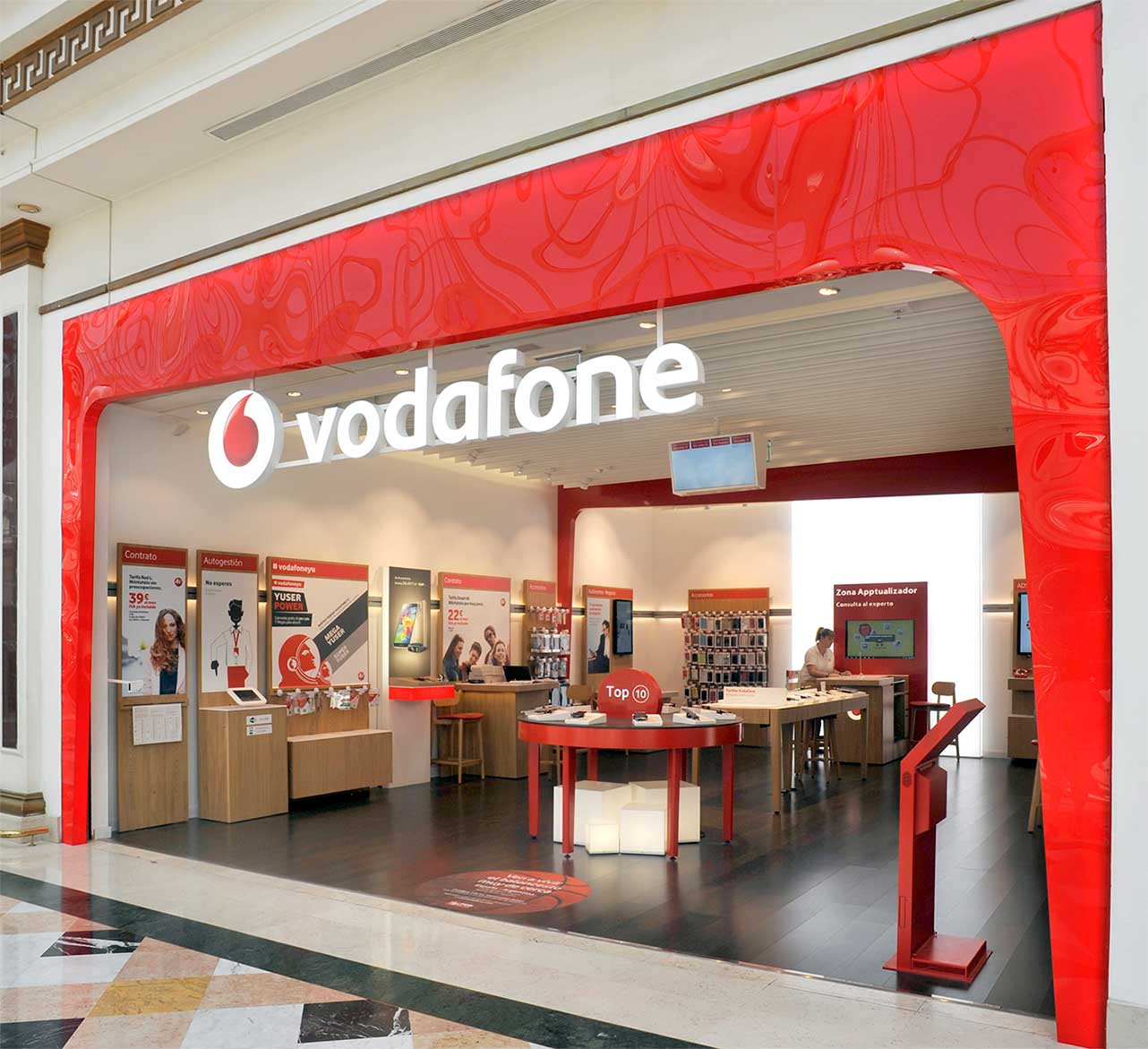 Producción e instalación de decoración integral para una tienda Vodafone