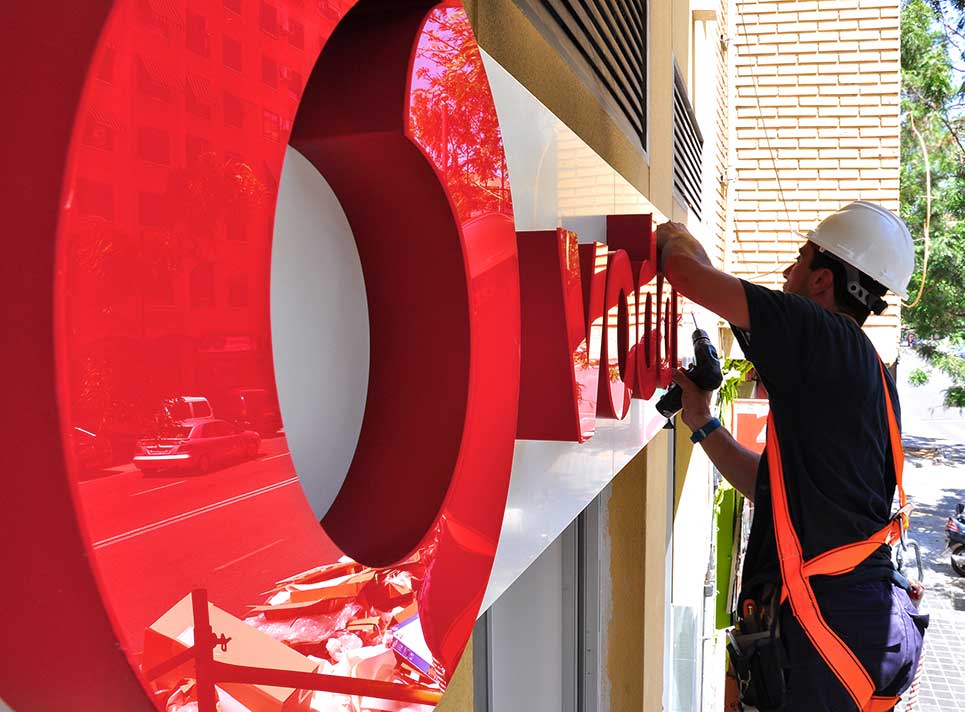 Producción e instalación de rótulos luminosos exteriores para Vodafone