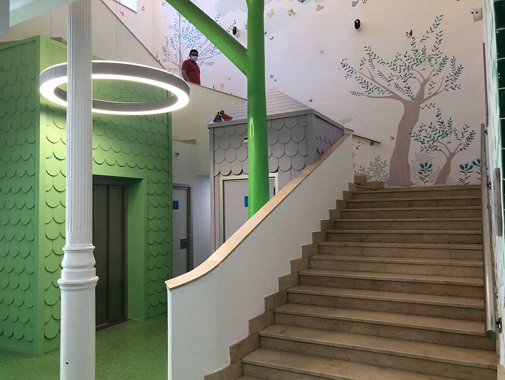 Decoración de escaleras para el Hospital Niño Jesús