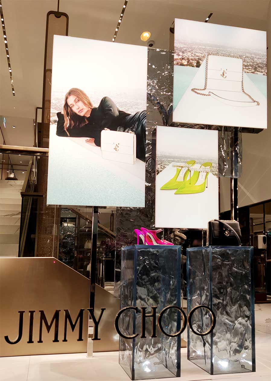 Instalación de la decoración para un escaparate Jimmy Choo