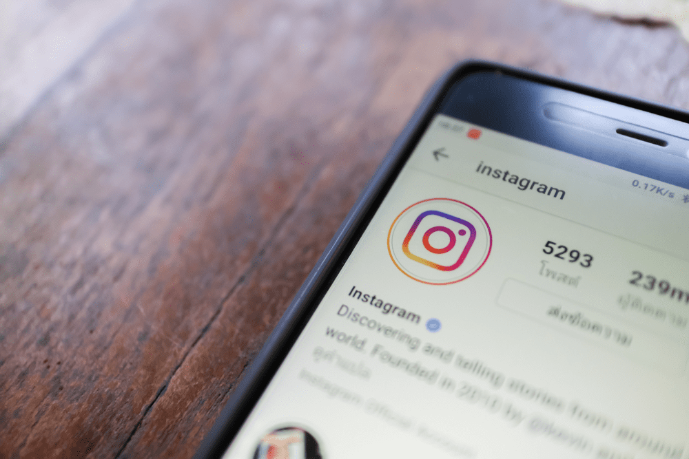 Imagen de un dispositivo móvil con la aplicación de Instagram abierta