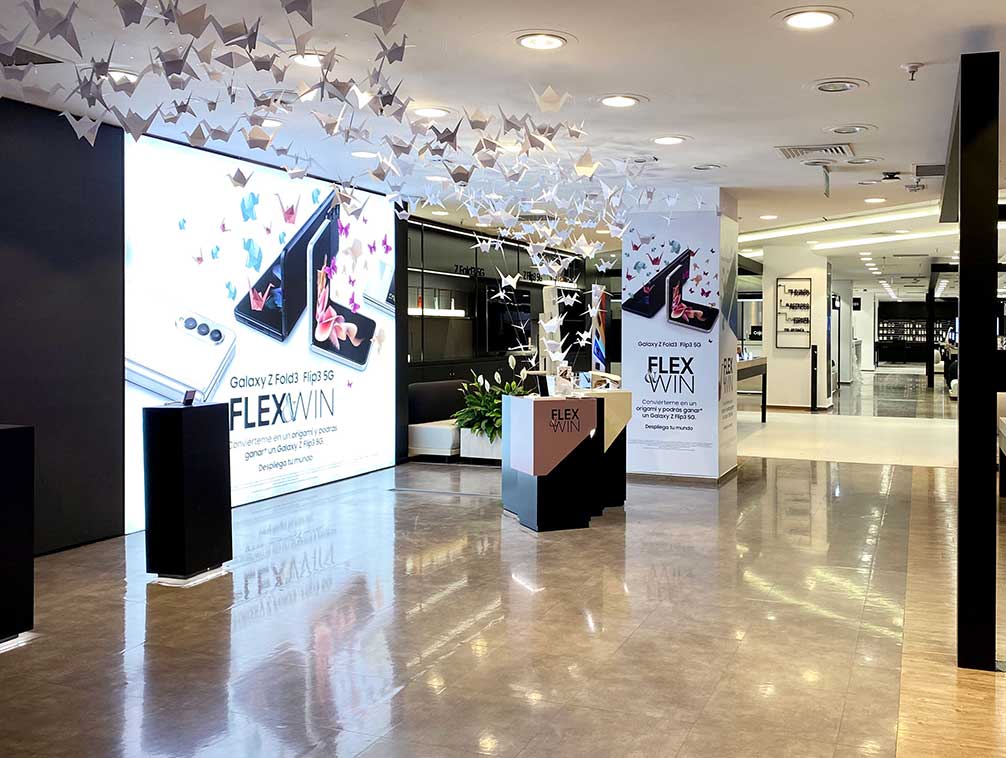 Expositor con detalles para la campaña Flexwin de Samsung