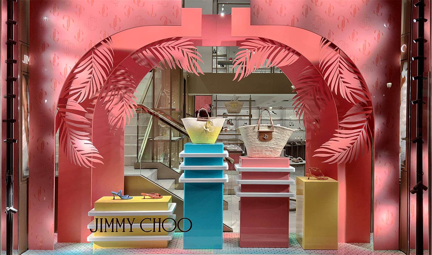 Producción es instalación de escaparatismo y visual merchandising para Jimmy Choo.