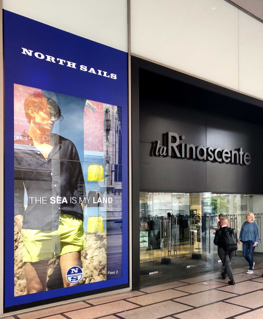 Escaparate North Sails en un centro comercial