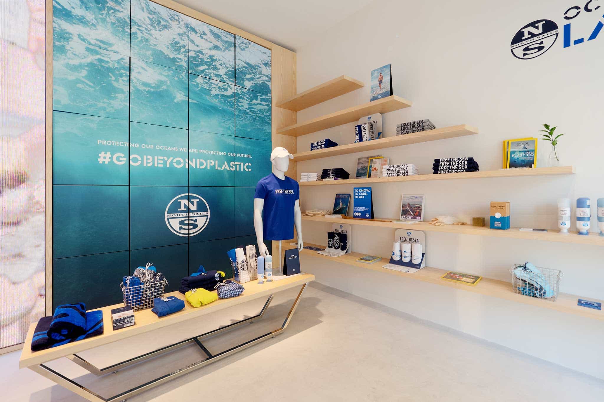 Mobiliario personalizado para una tienda North Sails en Madrid