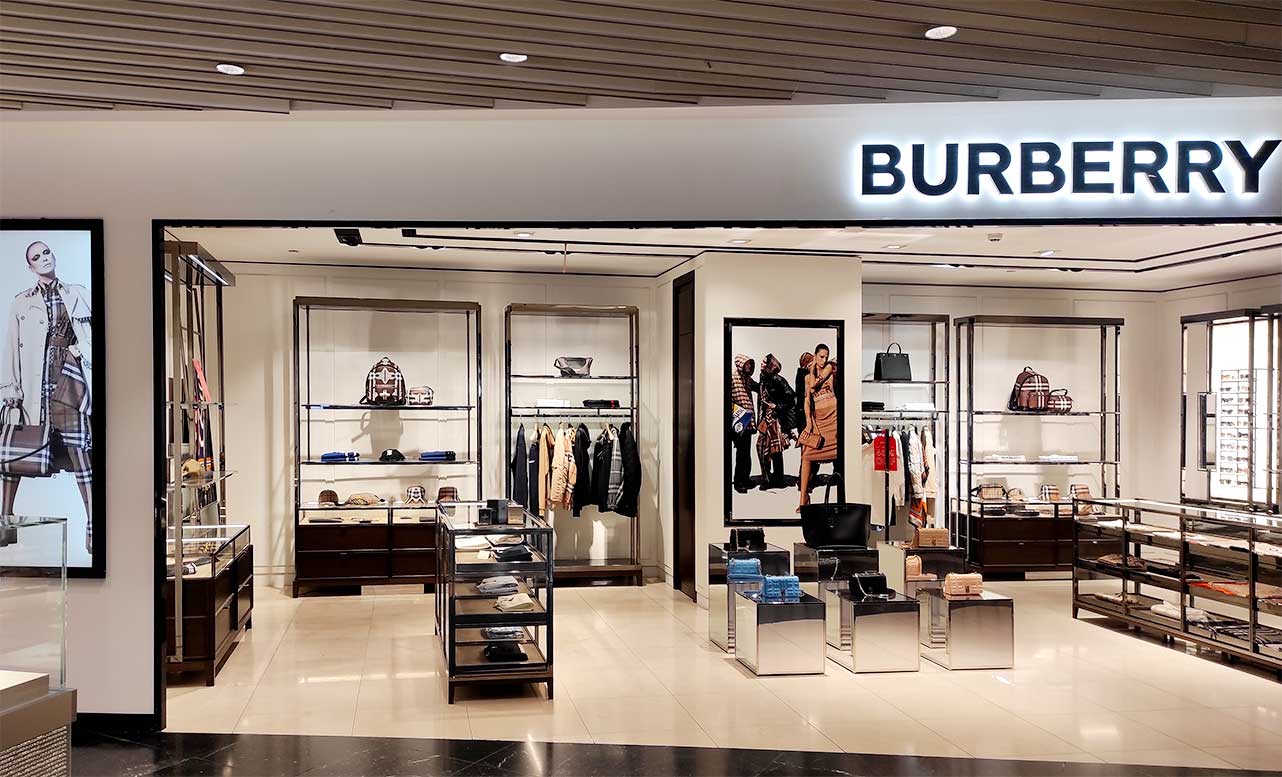 Mobiliario decorativo para una boutique Burberry en el aeropuerto de Madrid