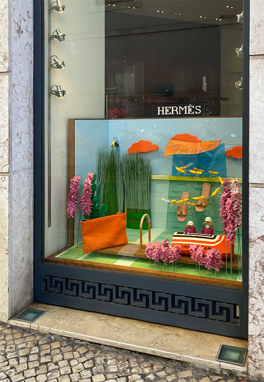 Producción de la decoración para el escaparate de una boutique Hermès en Portugal